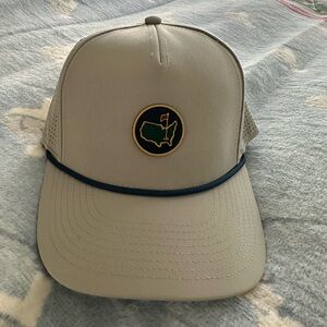 Masters Berckman’s place log hat color is grey.